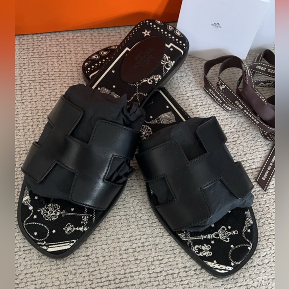 SOLD 💗 Hermes’ Oran sandals 💗 SOLD - Picture 2 of 5